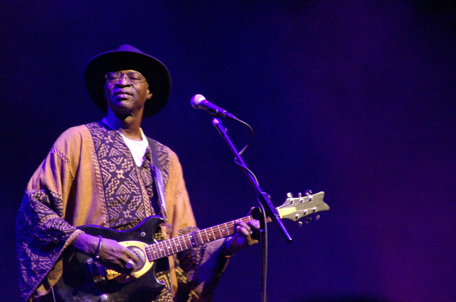 Ali Farka Touré: Playing the Guitar